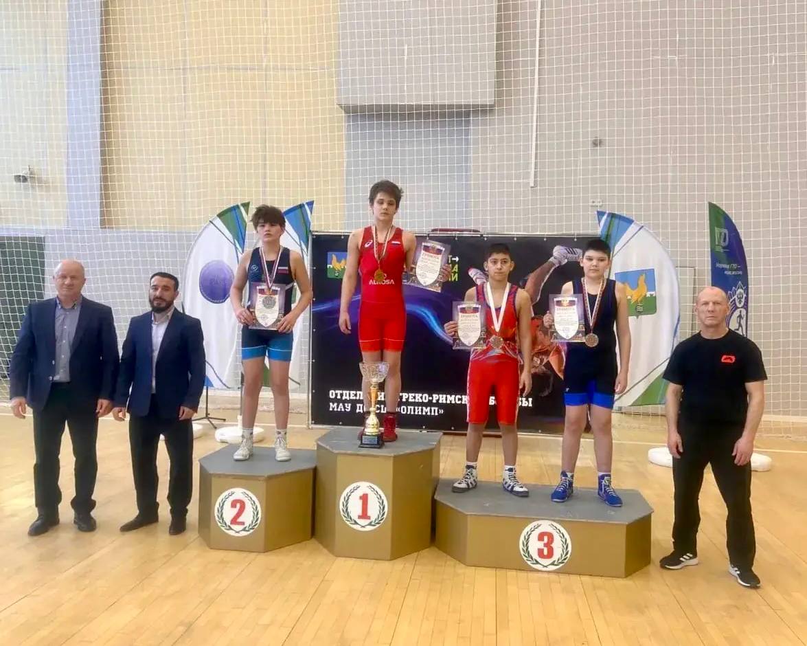 Ямальские борцы завоевали семь наград на соревнованиях в Пыть-Яхе Ямальские борцы завоевали семь наград на соревнованиях в Пыть-Яхе