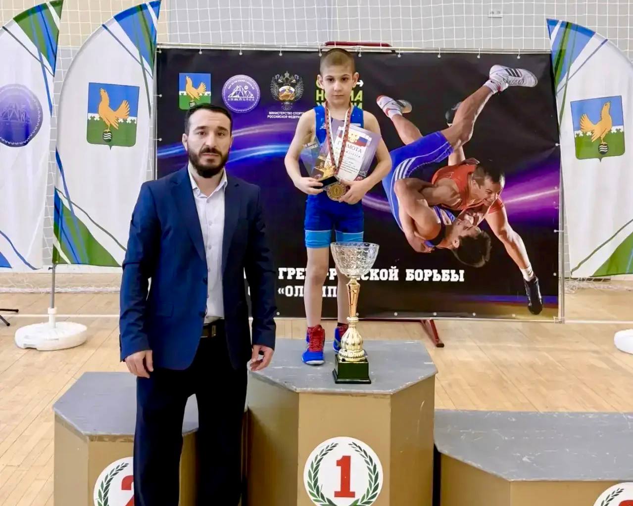 Ямальские борцы завоевали семь наград на соревнованиях в Пыть-Яхе Ямальские борцы завоевали семь наград на соревнованиях в Пыть-Яхе