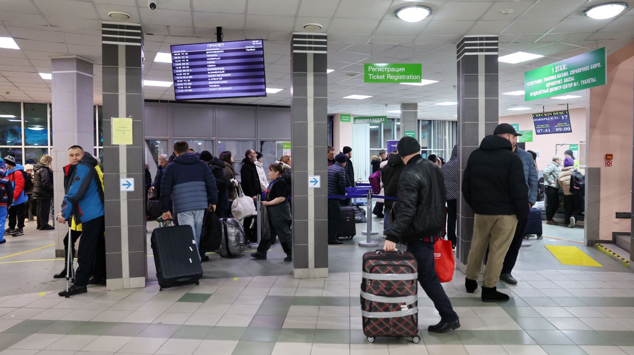 Вылет задерживается. Согласно онлайн-табло нашего аэропорта, вылет нескольких вертолётных рейсов из Салехарда задерживается