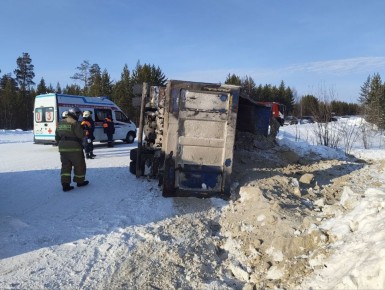 В Ноябрьске на улице Магистральной перевернулся большегруз с песком