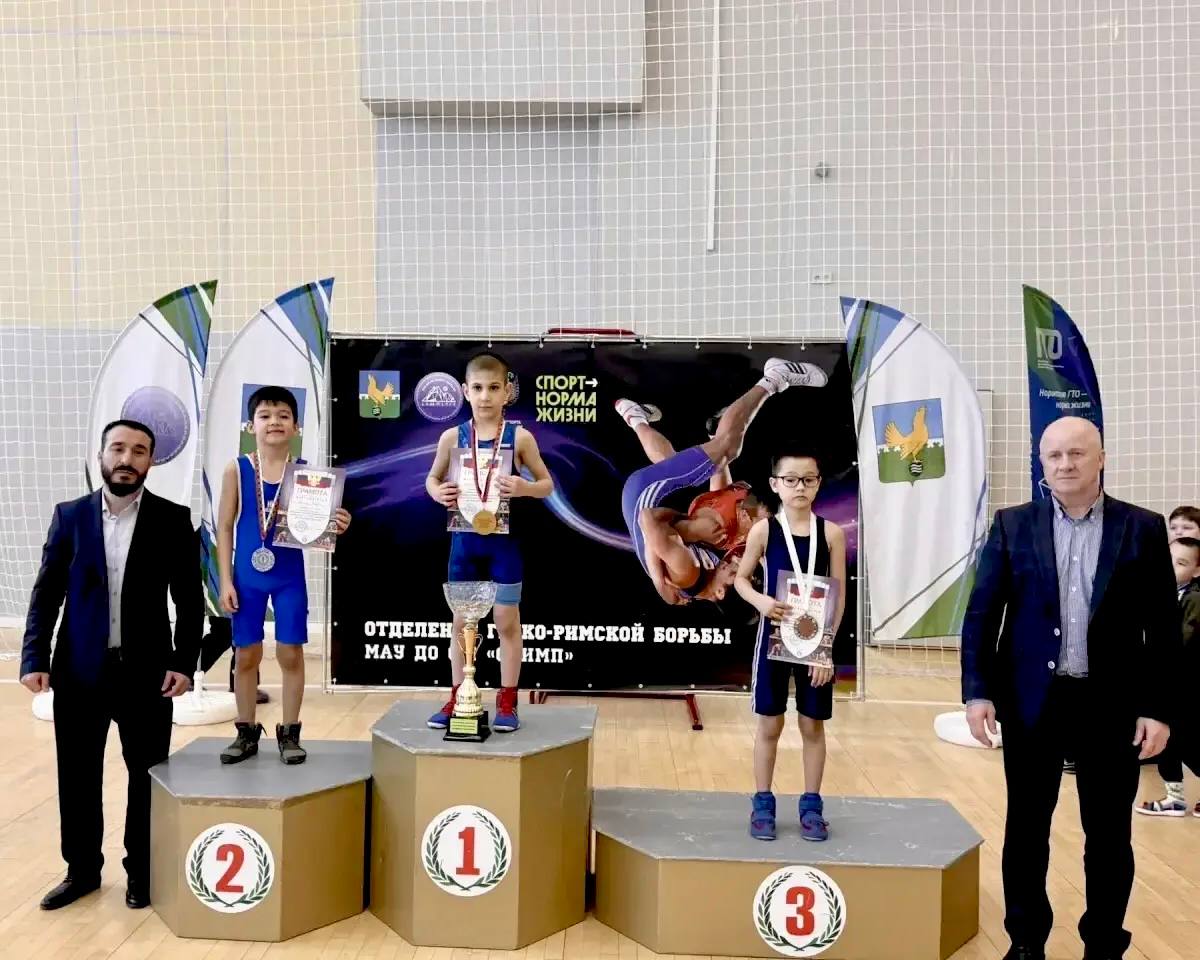 Ямальские борцы завоевали семь наград на соревнованиях в Пыть-Яхе Ямальские борцы завоевали семь наград на соревнованиях в Пыть-Яхе