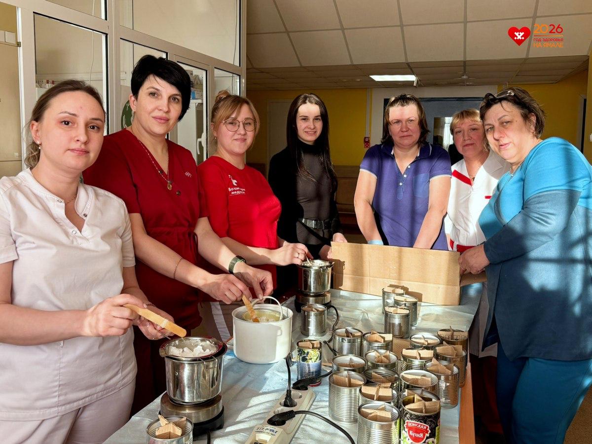 Волонтёры-медики Ямальского района собрали посылку для бойцов СВО