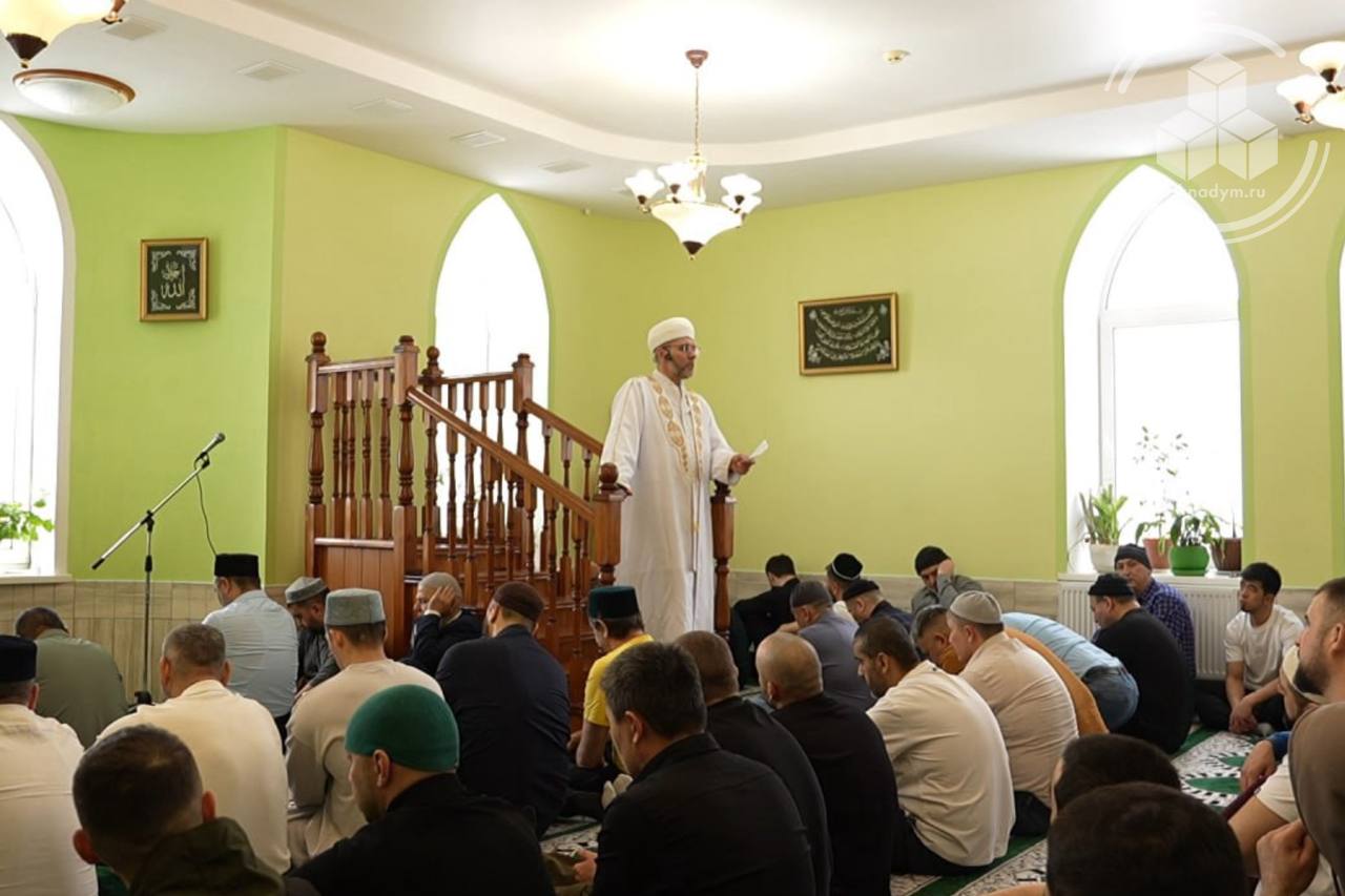 Мусульмане отмечают праздник Ураза-байрам Мусульмане отмечают праздник Ураза-байрам