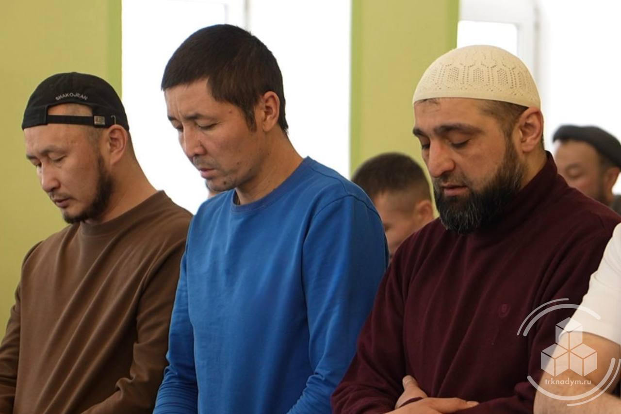 Мусульмане отмечают праздник Ураза-байрам Мусульмане отмечают праздник Ураза-байрам