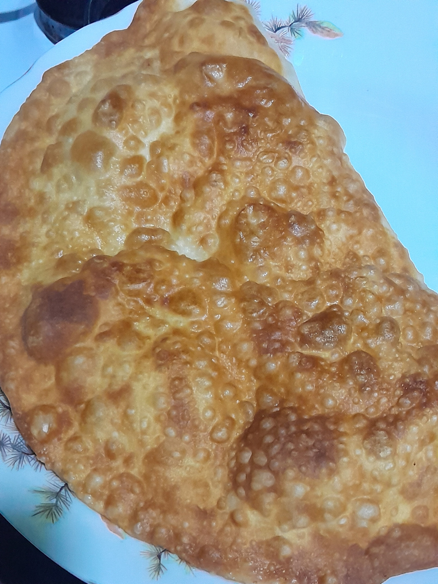 Секреты идеальных чебуреков: хрустящее тесто и сочная начинка