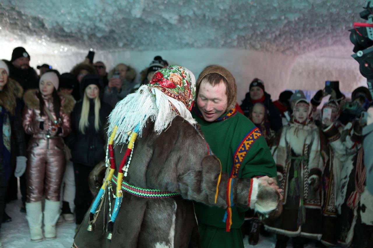 Любовь по-северному: тундровики сыграли свадьбы на Дне оленевода Любовь по-северному: тундровики сыграли свадьбы на Дне оленевода