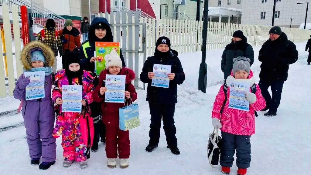 Госавтоинспекция Салехарда и родительский патруль провели акцию по безопасности пешеходов