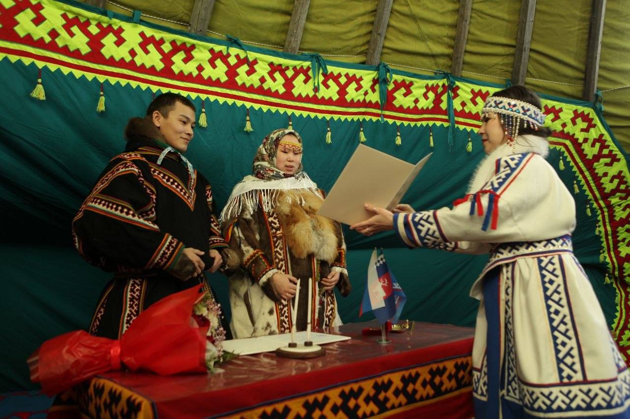 Любовь по-северному: тундровики сыграли свадьбы на Дне оленевода Любовь по-северному: тундровики сыграли свадьбы на Дне оленевода