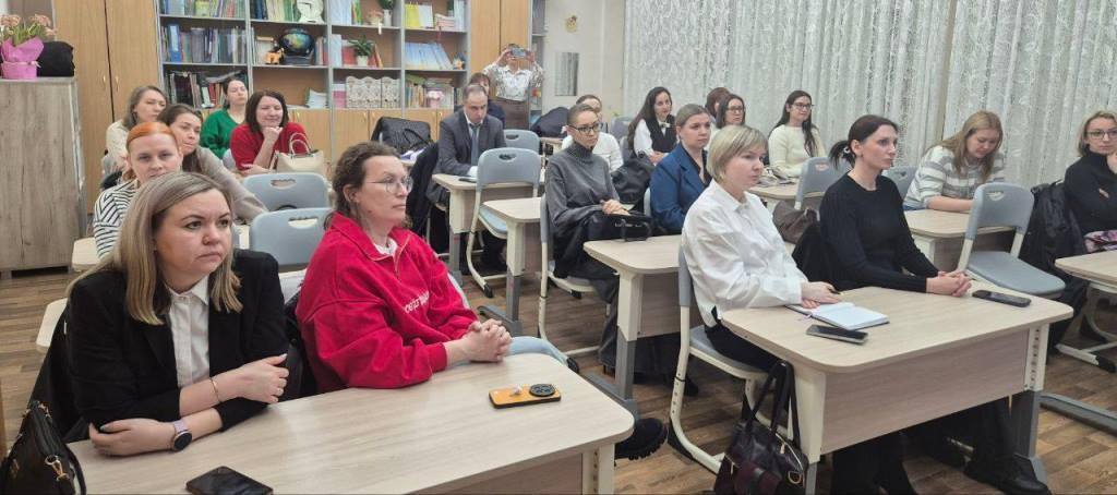 Автоинспекторы города Ноябрьска провели родительское собрание по предупреждению детского дорожно-транспортного травматизма Автоинспекторы города Ноябрьска провели родительское собрание по предупреждению детского дорожно-транспортного травматизма