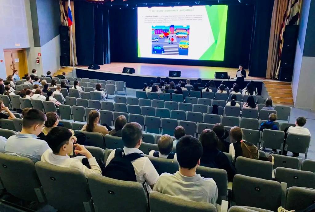 Сотрудники Госавтоинспекции г.Салехарда провели профилактическую беседу для школьников Сотрудники Госавтоинспекции г.Салехарда провели профилактическую беседу для школьников