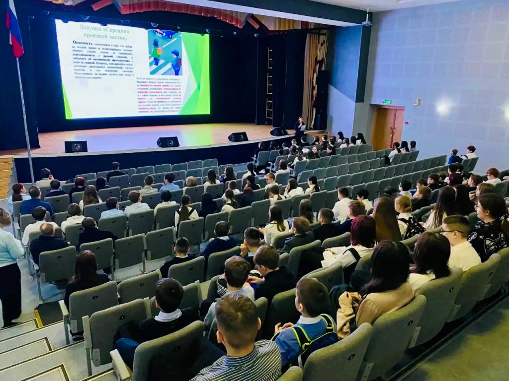 Сотрудники Госавтоинспекции г.Салехарда провели профилактическую беседу для школьников