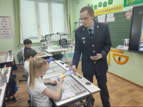 В Новом Уренгое сотрудники Госавтоинспекции встретились со школьниками «Прогимназии «Центр детства» в ходе которой обсудили вопросы дорожной безопасности В Новом Уренгое сотрудники Госавтоинспекции встретились со школьниками «Прогимназии «Центр детства» в ходе которой обсудили вопросы дорожной безопасности