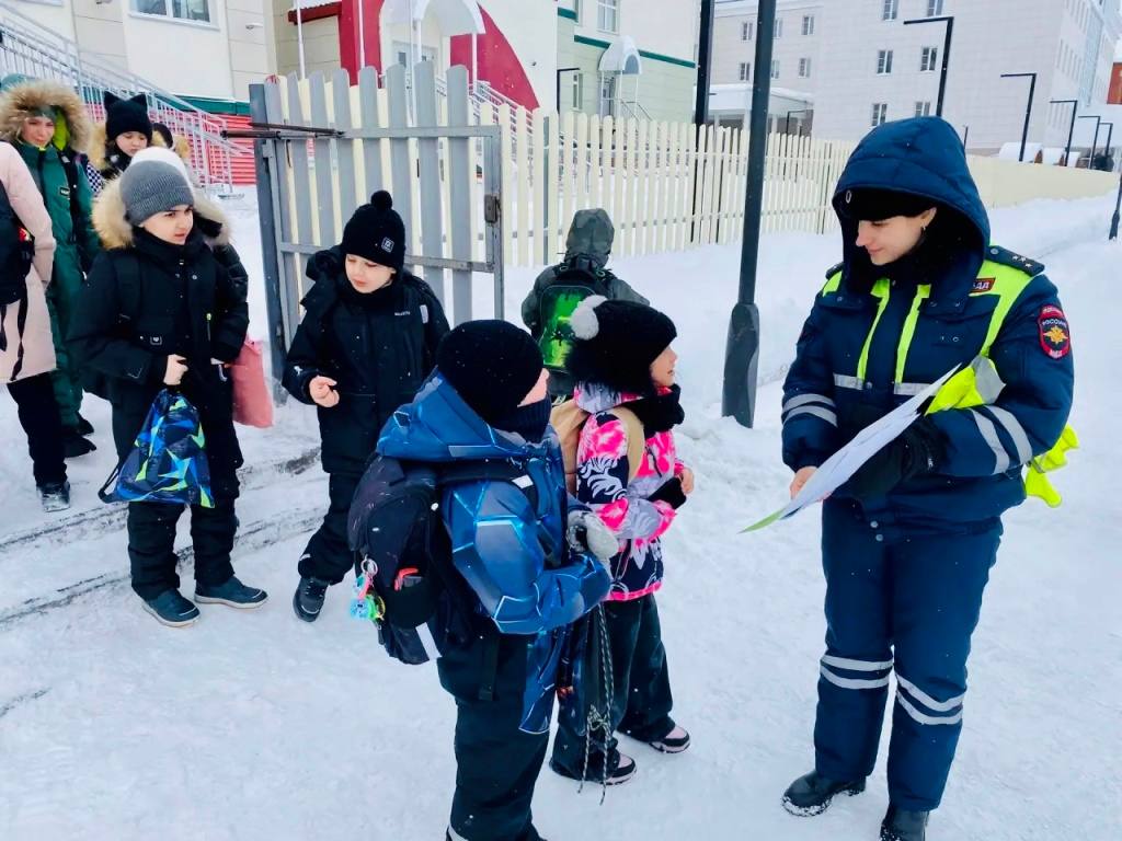 Госавтоинспекция Салехарда и родительский патруль провели акцию по безопасности пешеходов Госавтоинспекция Салехарда и родительский патруль провели акцию по безопасности пешеходов