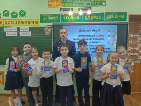 В Новом Уренгое сотрудники Госавтоинспекции встретились со школьниками «Прогимназии «Центр детства» в ходе которой обсудили вопросы дорожной безопасности В Новом Уренгое сотрудники Госавтоинспекции встретились со школьниками «Прогимназии «Центр детства» в ходе которой обсудили вопросы дорожной безопасности