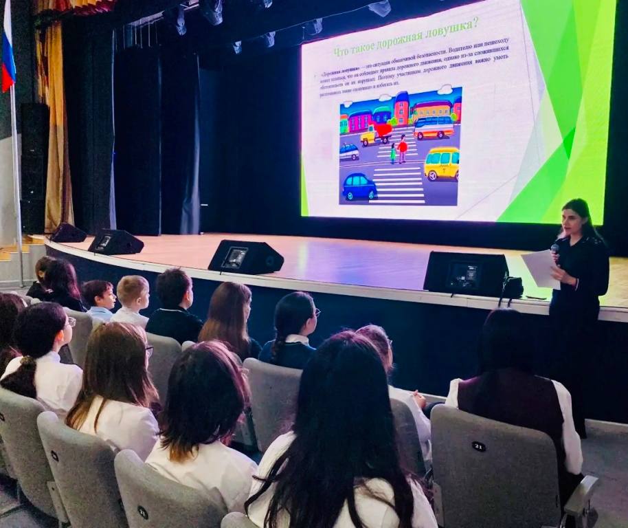 Сотрудники Госавтоинспекции г.Салехарда провели профилактическую беседу для школьников Сотрудники Госавтоинспекции г.Салехарда провели профилактическую беседу для школьников