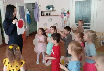 Автоинспекторы Ноябрьска провели мероприятие по дорожной безопасности с воспитанниками детского сада «Белоснежка»