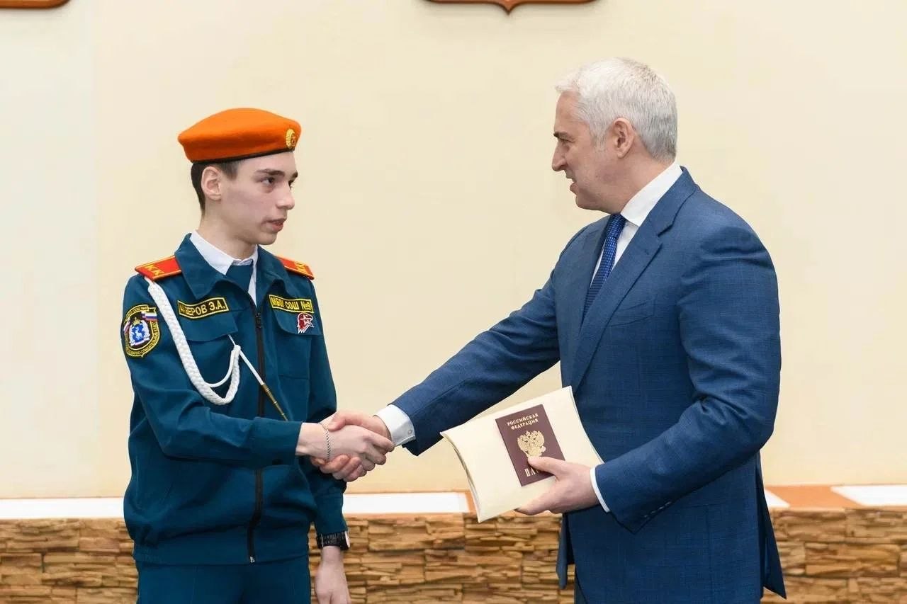 Алексей Романов: Вручил первые паспорта 36 юным активистам «Движения Первых» — участникам всероссийского проекта «Мы — граждане России!» Алексей Романов: Вручил первые паспорта 36 юным активистам «Движения Первых» — участникам всероссийского проекта «Мы — граждане России!»