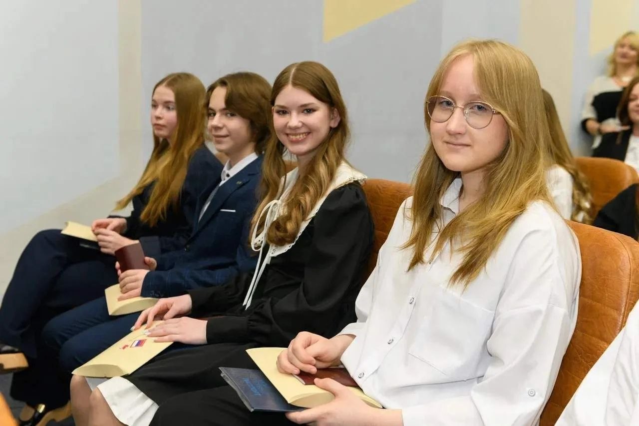 Алексей Романов: Вручил первые паспорта 36 юным активистам «Движения Первых» — участникам всероссийского проекта «Мы — граждане России!» Алексей Романов: Вручил первые паспорта 36 юным активистам «Движения Первых» — участникам всероссийского проекта «Мы — граждане России!»