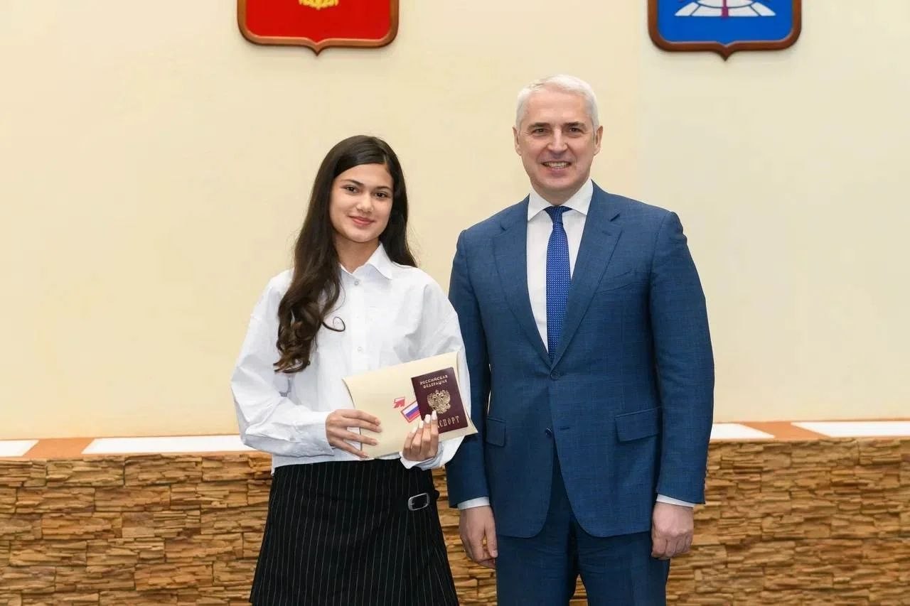 Алексей Романов: Вручил первые паспорта 36 юным активистам «Движения Первых» — участникам всероссийского проекта «Мы — граждане России!» Алексей Романов: Вручил первые паспорта 36 юным активистам «Движения Первых» — участникам всероссийского проекта «Мы — граждане России!»