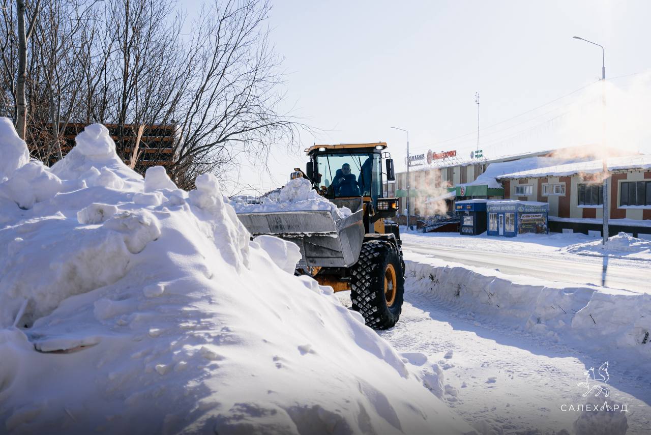 Дорожные и коммунальные службы Салехарда сегодня вели комплексную уборку города: очищали кровли, дворы, дороги, тротуары и общественные пространства