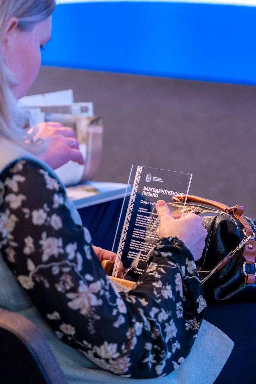 Алексей Титовский: От имени Губернатора Ямала с гордостью вручил благодарственные письма родителям, чьи дети добились выдающихся успехов в учёбе, спорте, творчестве и общественной жизни Салехарда Алексей Титовский: От имени Губернатора Ямала с гордостью вручил благодарственные письма родителям, чьи дети добились выдающихся успехов в учёбе, спорте, творчестве и общественной жизни Салехарда