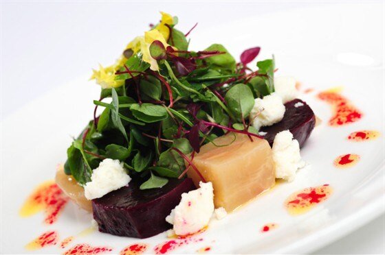 Пикантный салат из свеклы с козьим сыром и руколой