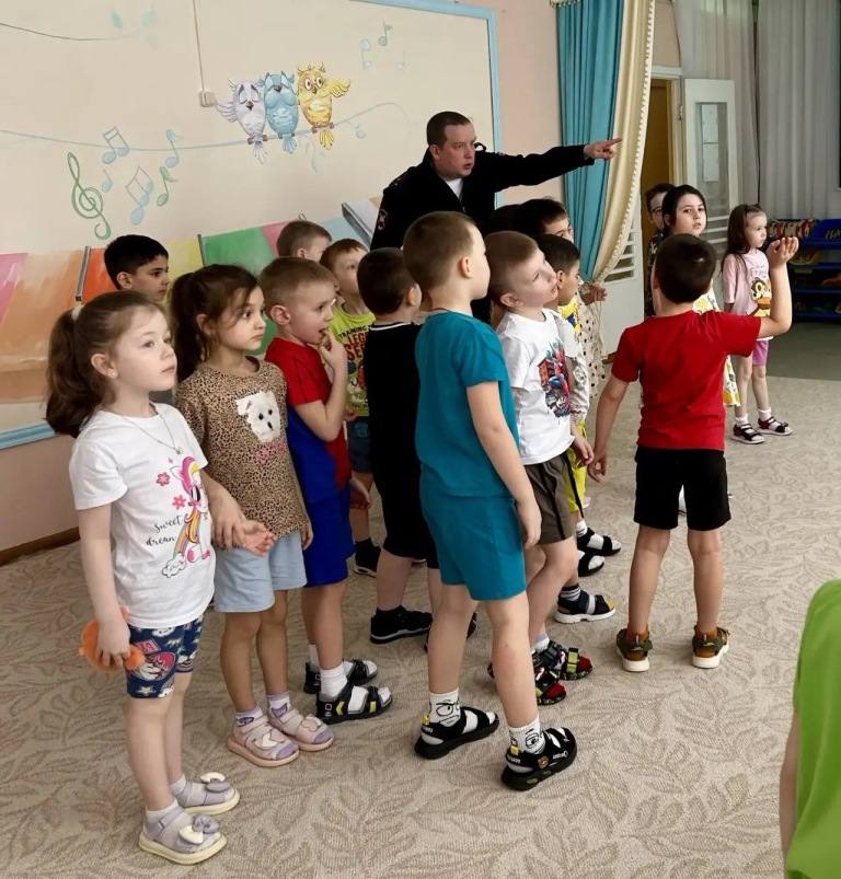 В Ноябрьске сотрудники Госавтоинспекции провели познавательное путешествие в страну «Дорожной безопасности!» В Ноябрьске сотрудники Госавтоинспекции провели познавательное путешествие в страну «Дорожной безопасности!»