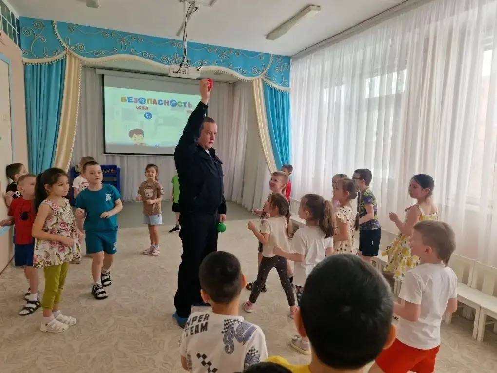 В Ноябрьске сотрудники Госавтоинспекции провели познавательное путешествие в страну «Дорожной безопасности!»