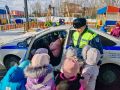 Автоинспекторы окружной столицы побывали в гостях у самых юных участников дорожного движения, где рассказали воспитанникам детского сада об особенностях своей службы, показали патрульный автомобиль и продемонстрировали...
