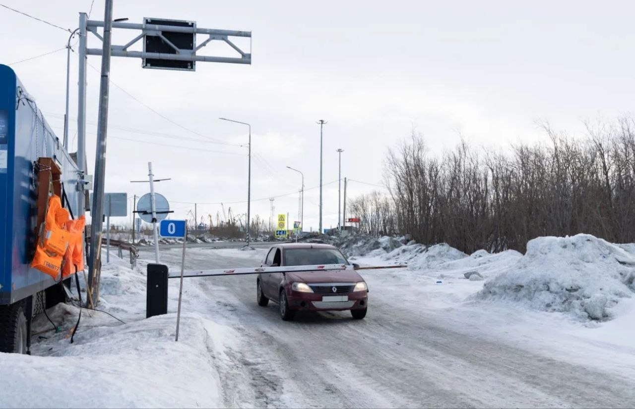Снег блестит, лёд темнеет, тоннаж на зимних дорогах падает Снег блестит, лёд темнеет, тоннаж на зимних дорогах падает