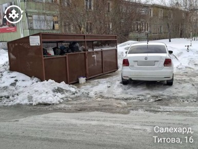 У школы № 3 в Салехарде второй день не могут вывезти мусор