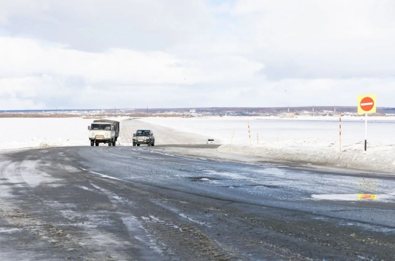 Снег блестит, лёд темнеет, тоннаж на зимних дорогах падает Снег блестит, лёд темнеет, тоннаж на зимних дорогах падает
