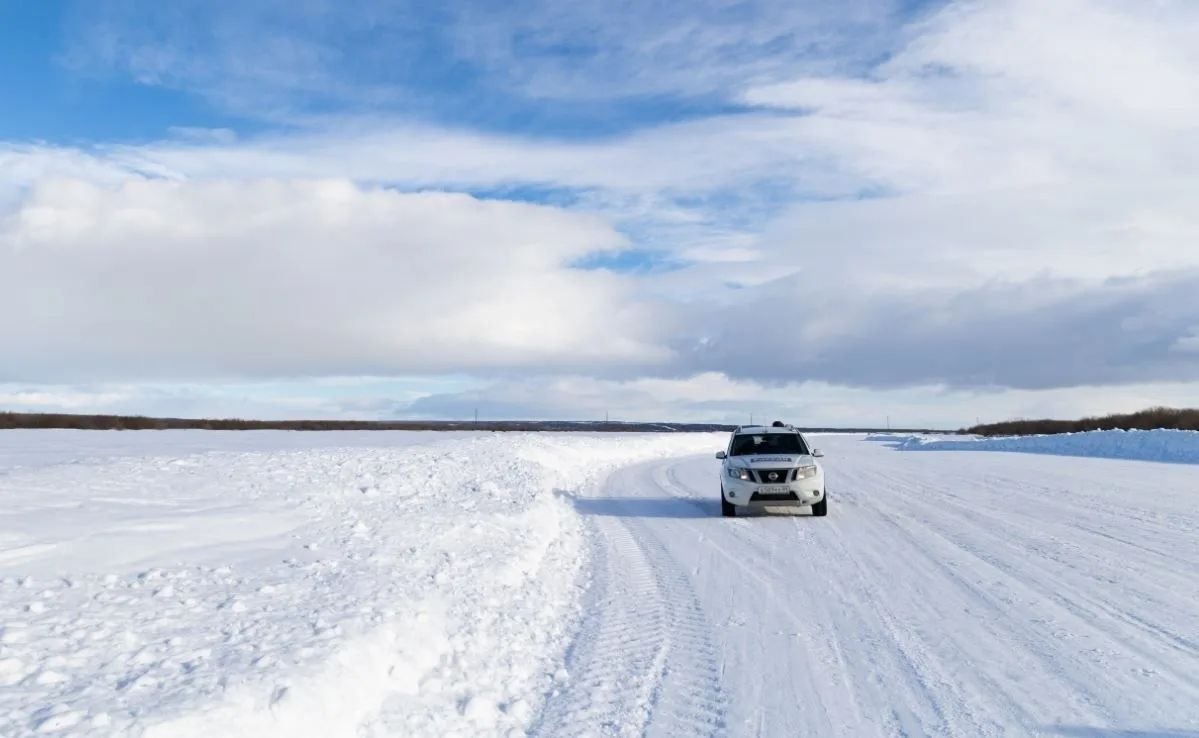 Снег блестит, лёд темнеет, тоннаж на зимних дорогах падает Снег блестит, лёд темнеет, тоннаж на зимних дорогах падает