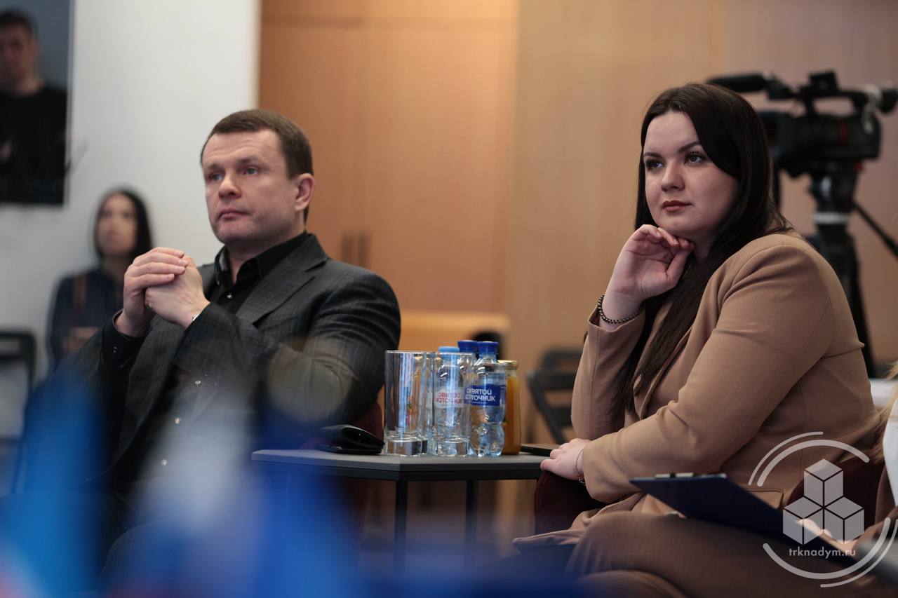 Дмитрий Жаромских встретился с кандидатами в новый состав Молодёжного Совета при главе Надымского района Дмитрий Жаромских встретился с кандидатами в новый состав Молодёжного Совета при главе Надымского района