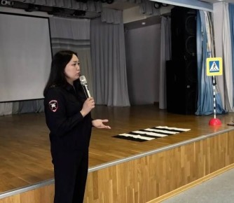 Автоинспекторы Муравленко проводят серию образовательных мероприятий для школьников по безопасности дорожного движения