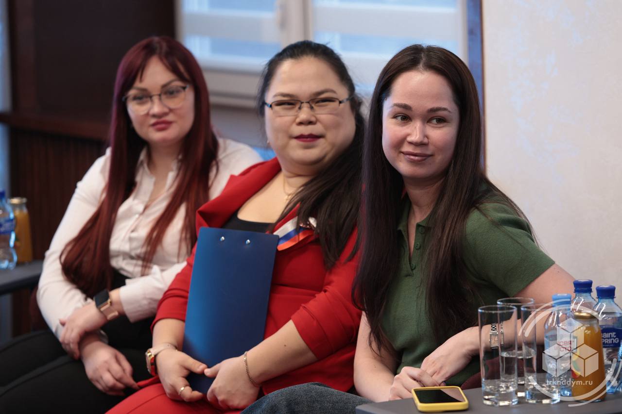 Дмитрий Жаромских встретился с кандидатами в новый состав Молодёжного Совета при главе Надымского района Дмитрий Жаромских встретился с кандидатами в новый состав Молодёжного Совета при главе Надымского района