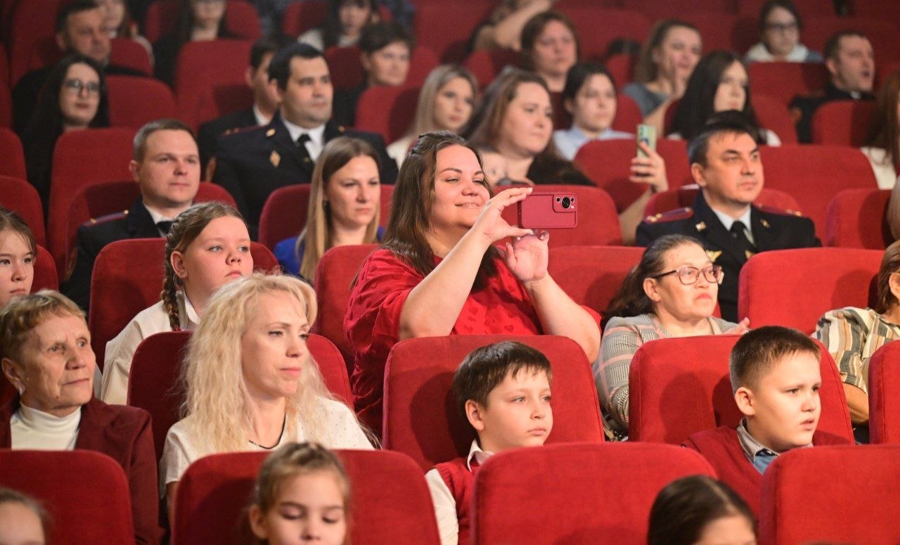 27 марта в России отмечается День войск национальной гвардии РФ. В городском дворце культуры «Октябрь» состоялся праздничный концерт, посвященный этой дате 27 марта в России отмечается День войск национальной гвардии РФ. В городском дворце культуры «Октябрь» состоялся праздничный концерт, посвященный этой дате