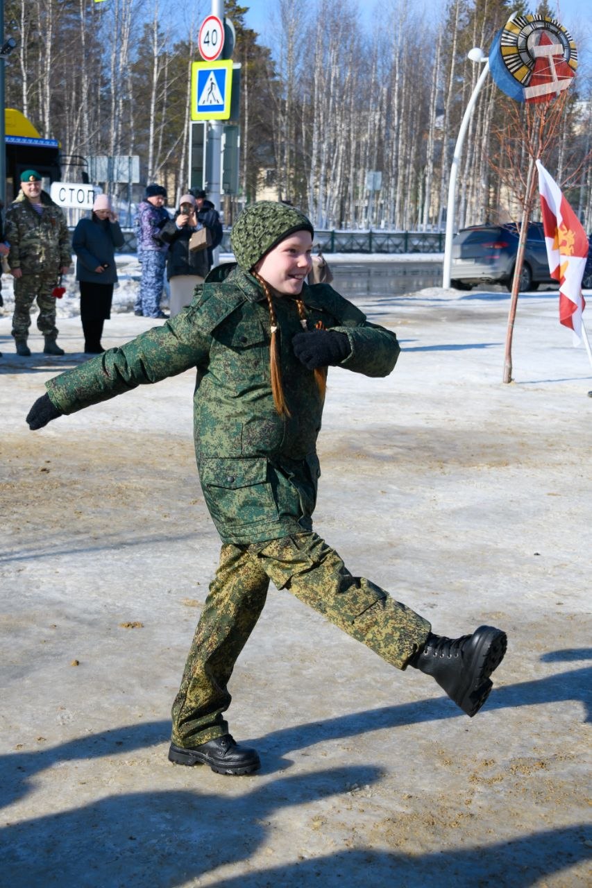 В Ноябрьске, в день 10летия со дня основания войск национальной гвардии РФ, у монумента воинузащитнику прошла церемония принятия присяги В Ноябрьске, в день 10летия со дня основания войск национальной гвардии РФ, у монумента воинузащитнику прошла церемония принятия присяги