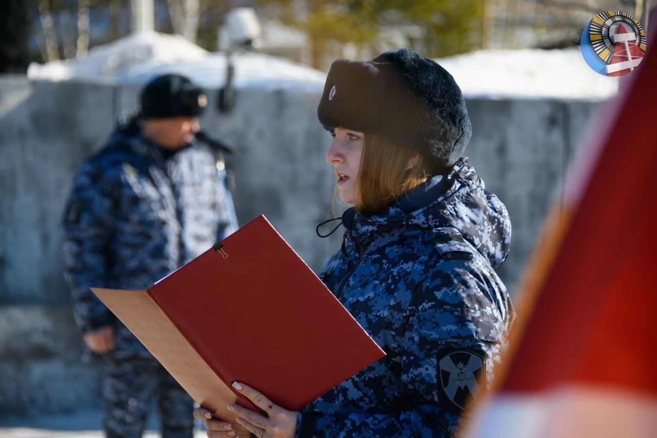 В Ноябрьске, в день 10летия со дня основания войск национальной гвардии РФ, у монумента воинузащитнику прошла церемония принятия присяги В Ноябрьске, в день 10летия со дня основания войск национальной гвардии РФ, у монумента воинузащитнику прошла церемония принятия присяги