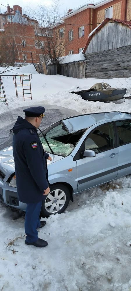 Обратная связь. Прокуратура провела проверку по публикации в СМИ о падении снега с крыш здания на автомобили Обратная связь. Прокуратура провела проверку по публикации в СМИ о падении снега с крыш здания на автомобили