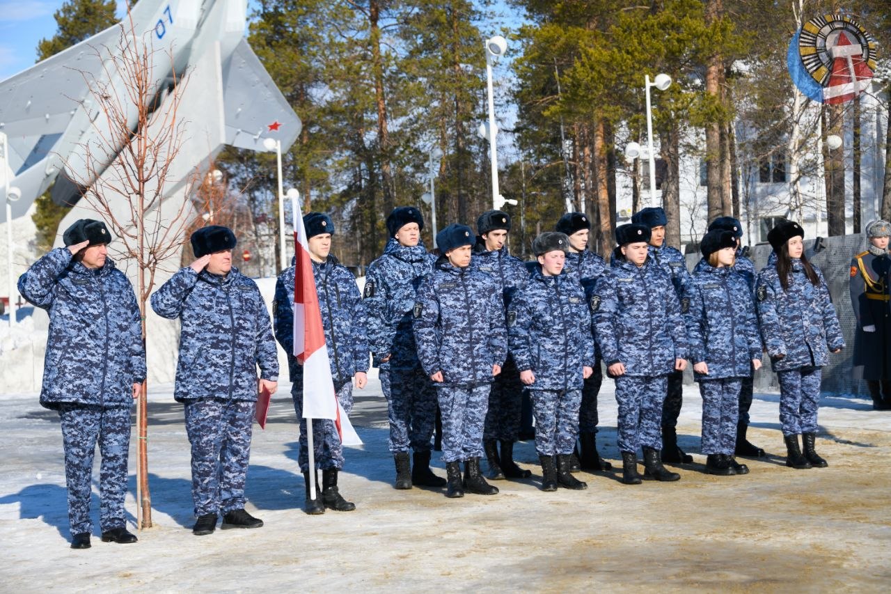 В Ноябрьске, в день 10летия со дня основания войск национальной гвардии РФ, у монумента воинузащитнику прошла церемония принятия присяги В Ноябрьске, в день 10летия со дня основания войск национальной гвардии РФ, у монумента воинузащитнику прошла церемония принятия присяги