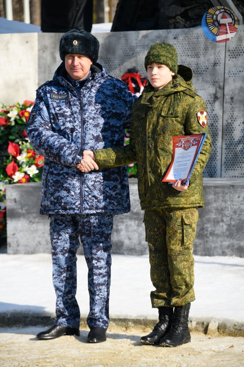 В Ноябрьске, в день 10летия со дня основания войск национальной гвардии РФ, у монумента воинузащитнику прошла церемония принятия присяги В Ноябрьске, в день 10летия со дня основания войск национальной гвардии РФ, у монумента воинузащитнику прошла церемония принятия присяги