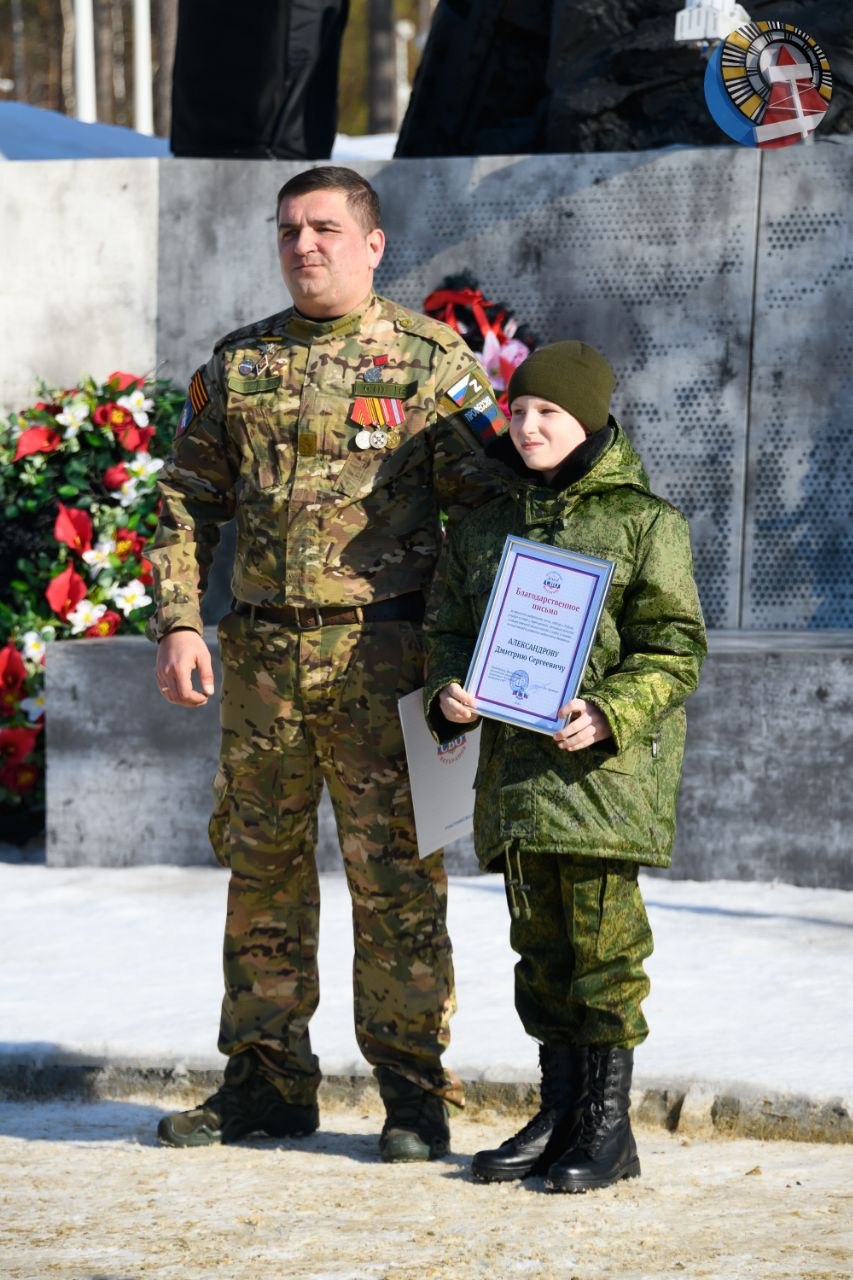 В Ноябрьске, в день 10летия со дня основания войск национальной гвардии РФ, у монумента воинузащитнику прошла церемония принятия присяги В Ноябрьске, в день 10летия со дня основания войск национальной гвардии РФ, у монумента воинузащитнику прошла церемония принятия присяги