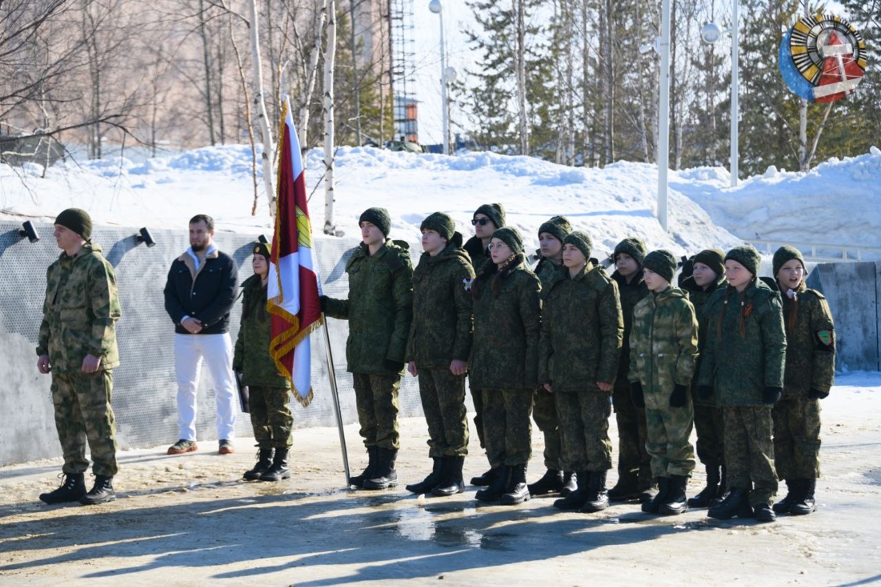 В Ноябрьске, в день 10летия со дня основания войск национальной гвардии РФ, у монумента воинузащитнику прошла церемония принятия присяги В Ноябрьске, в день 10летия со дня основания войск национальной гвардии РФ, у монумента воинузащитнику прошла церемония принятия присяги
