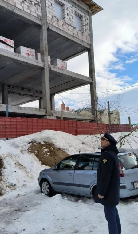 Снег повредил два автомобиля в Салехарде