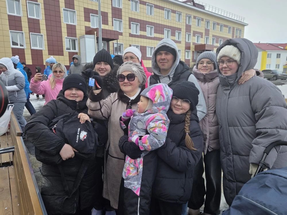 В Аксарке 22 семьи получили ключи от новых квартир в доме на улице Обской, 8. Трехэтажное здание предназначено для переселенцев из аварийного жилья