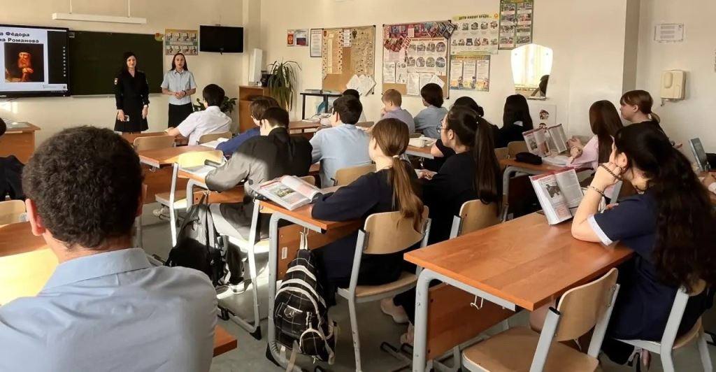 Ноябрьские автоинспекторы напоминают школьникам о безопасности на дороге в весенний период Ноябрьские автоинспекторы напоминают школьникам о безопасности на дороге в весенний период