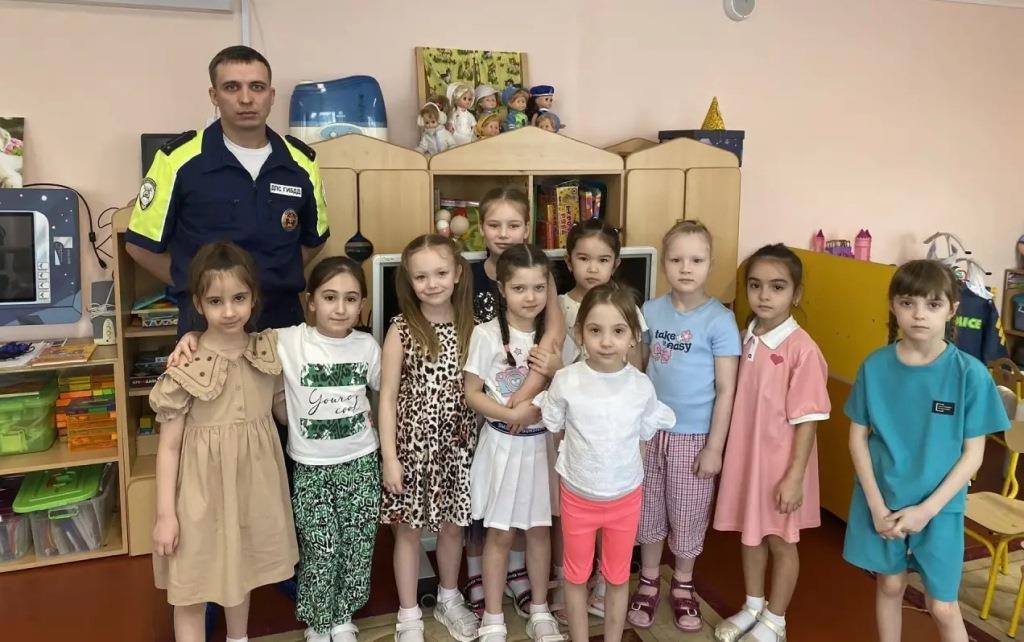 Автоинспекторы Ноябрьска напомнили воспитанникам детского сада «Ласточка» о дорожной безопасности Автоинспекторы Ноябрьска напомнили воспитанникам детского сада «Ласточка» о дорожной безопасности