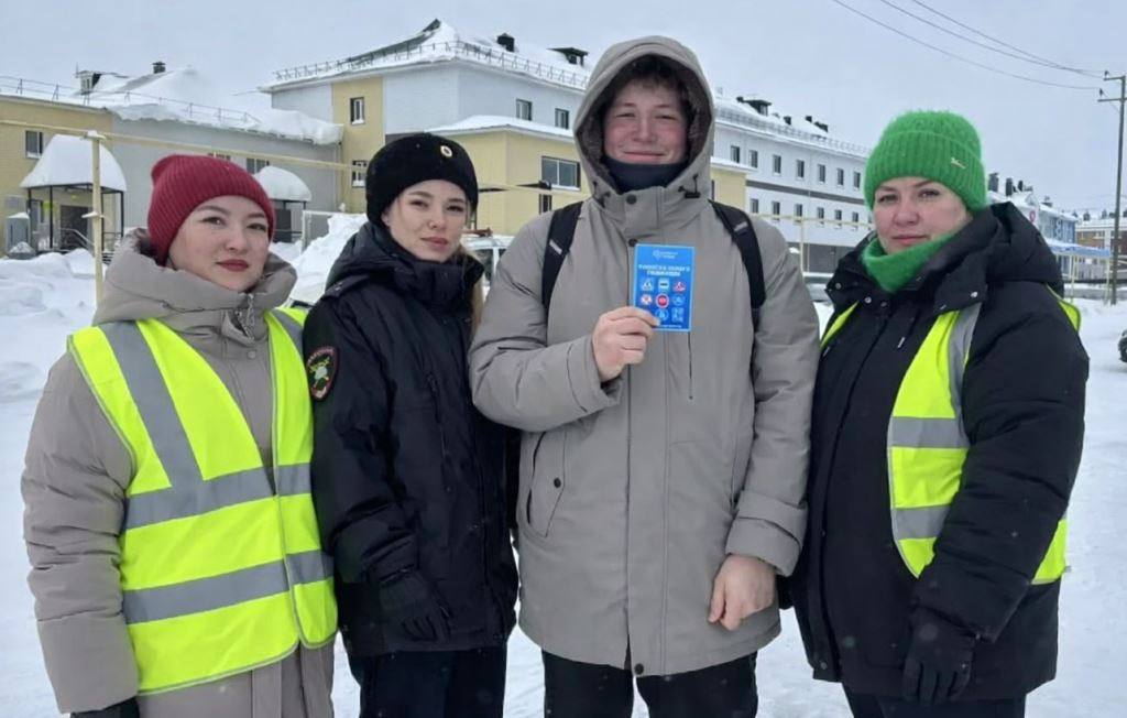 В Тазовском районе продолжают свою работу «Родительские патрули» вместе с инспекторами ГИБДД, которые напоминают о правилах дорожной безопасности В Тазовском районе продолжают свою работу «Родительские патрули» вместе с инспекторами ГИБДД, которые напоминают о правилах дорожной безопасности
