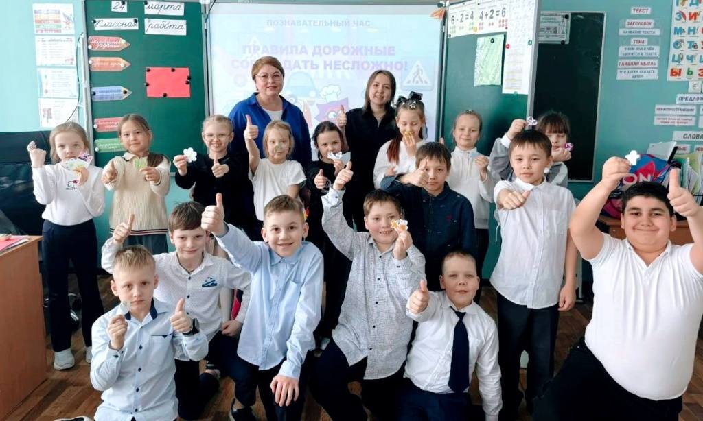 Надымские автоинспекторы провели познавательный час «Правила дорожные соблюдать несложно!» Надымские автоинспекторы провели познавательный час «Правила дорожные соблюдать несложно!»